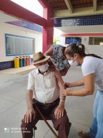 Idoso de 100 anos recebe vacina contra gripe e dá exemplo em Florânia.