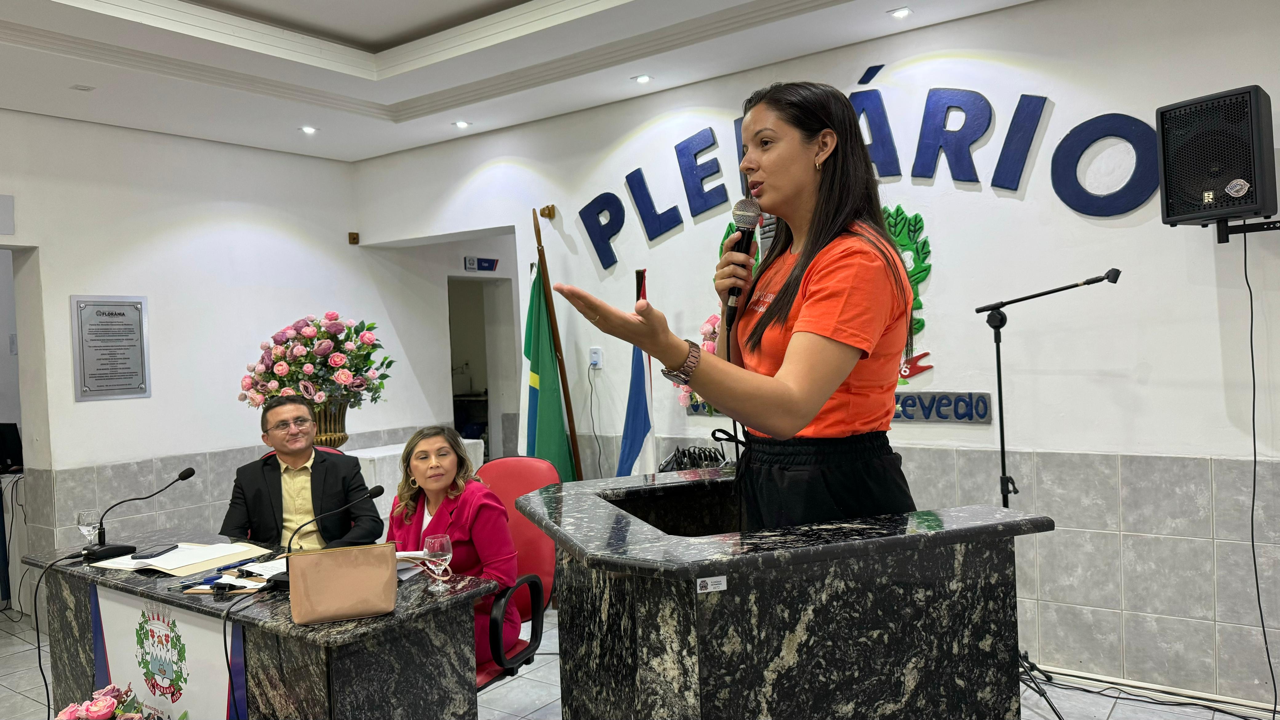 Sessão Solene homenageia professores.